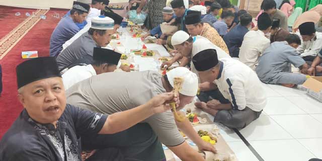 Warga Suko Mulyo Gelar Makan Bersama di Masjid Al Hidayah